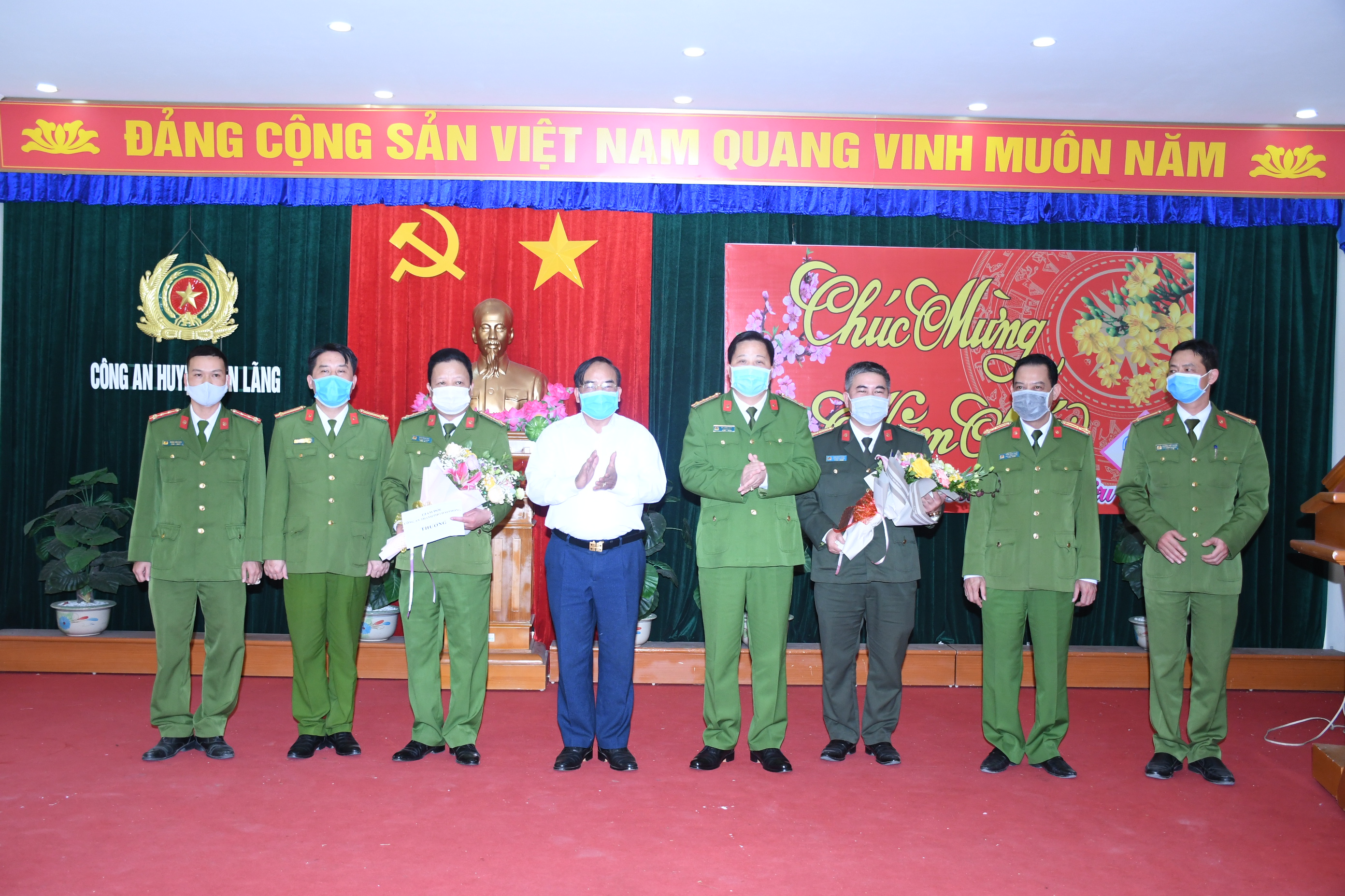 Khen thưởng Công an huyện Tiên Lãng, Vĩnh Bảo và Phòng Cảnh sát đường thủy lập chiến công vận động, bắt giữ pháo nổ, vũ khí, vật liệu nổ